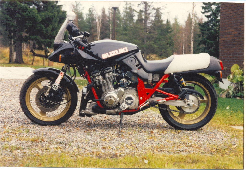 Eriks andra turbomotorcykel. En Suzuki Katana 1100 med bränsleinsprutning, turbo och intercooler. Året är 1985. Bästa ET 1/4 mile: 9,53, 247 km/h.