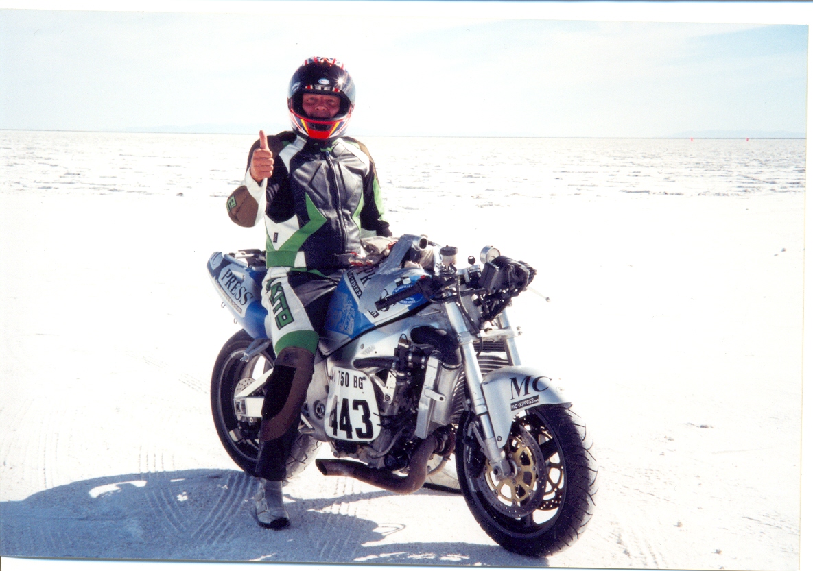 Jack Österlund har totalt tagit 4 världsrekord, här på Bonneville. En annan som tagit många världsrekord är Jack Österlund från Kiruna. Vi iordningställde och sände över en 1999-års Suzuki GSXR 750 turbo med ca 325 hk till Los Angeles där Jack bodde. Han lånade denna maskin i två säsonger och lyckades slå totalt 4 toppfartsrekord med den.